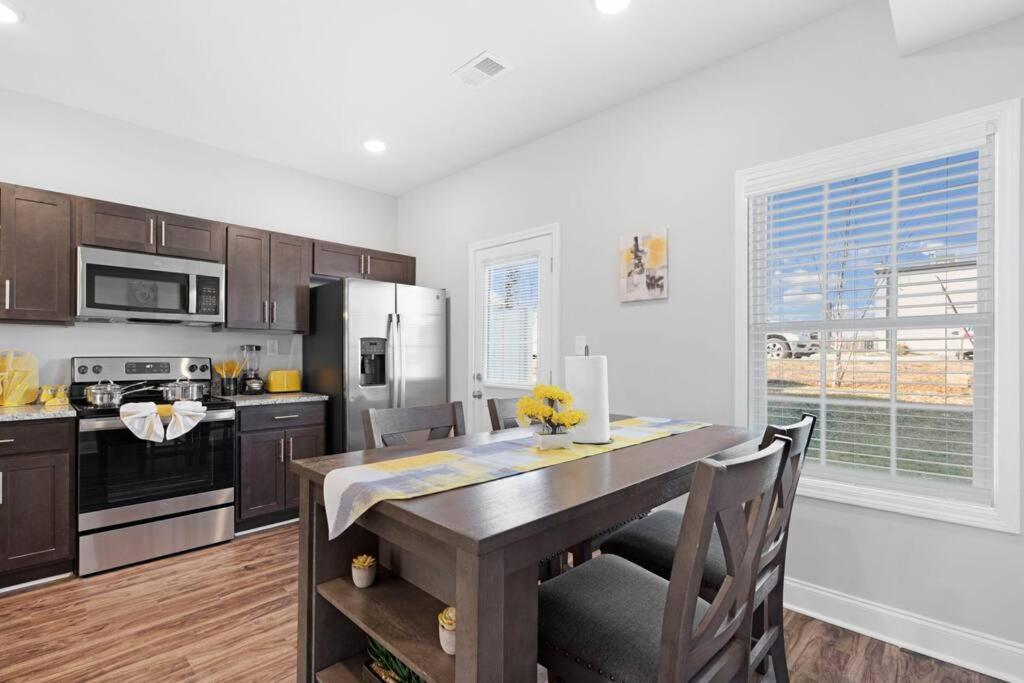 Make Lemonade In Luxury W King Bed And Free Parking Plus 40 Minutes To Nashville Clarksville Exterior foto